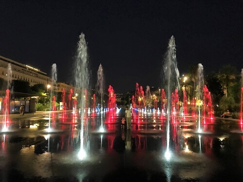 ニース「マセナ広場」の噴水（夜の風景）