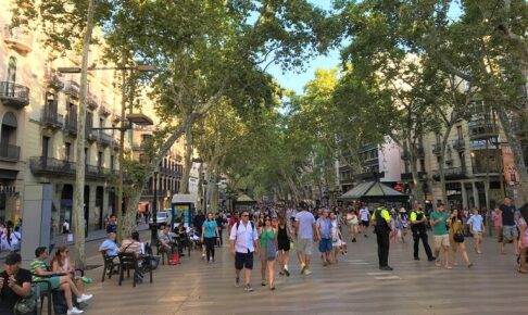 スペイン「バルセロナ」のメインストリート「ランブラス通り」の風景