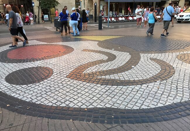「バルセロナ」のランブラス通りにある「ミロのモザイク床」