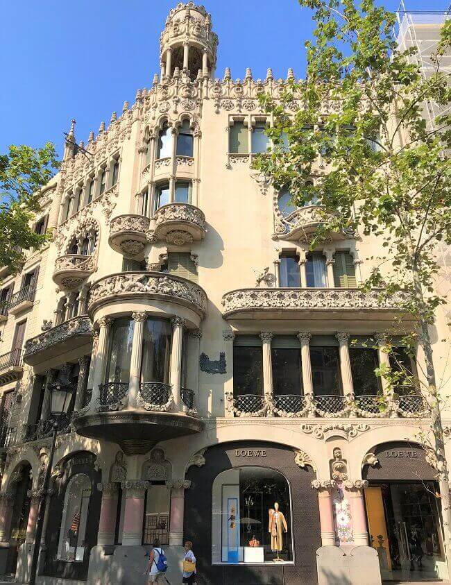 バルセロナにあるモデルニスモ建築「カサリェオモレラ」