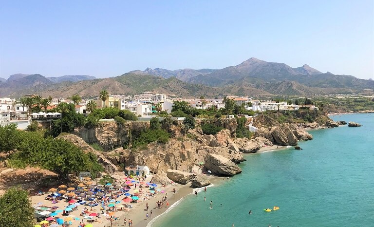 南スペインにある「ネルハ」のビーチ風景