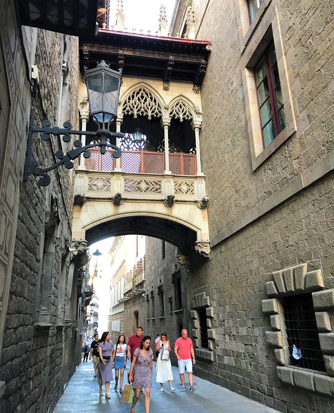 バルセロナ旧市街「ため息の橋」