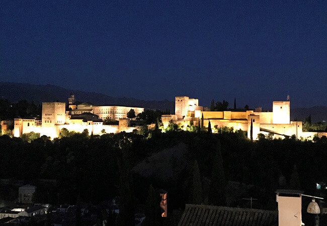 「アルハンブラ宮殿」のライトアップ（夜景）