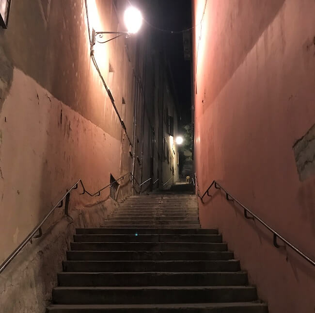 リヨン「フルヴィエールの丘」の階段