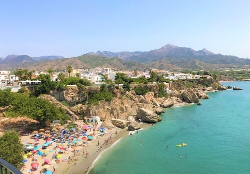 南スペインのビーチスポット「ネルハ」