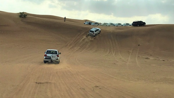 砂漠でのドライブ体験「ドバイの砂漠ツアー」