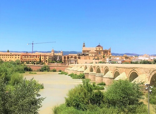 スペイン「コルドバ」にある世界遺産「メスキータ」。ローマ橋からの眺め