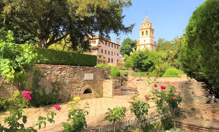 スペイン「アルハンブラ宮殿」の庭園風景