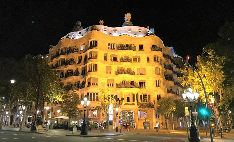 スペイン「バルセロナ」にある世界遺産「カサミラ」