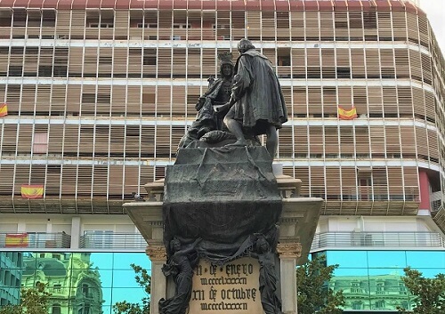 スペイン「グラナダ」の「イサベル女王」と「コロンブスの像」