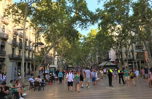 「バルセロナ」のメインストリート「ランブラス通り」
