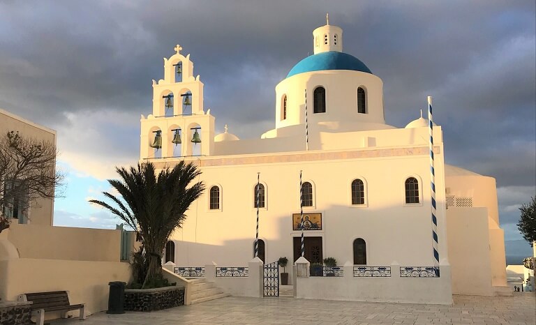ギリシャ「サントリーニ島」イアにある教会