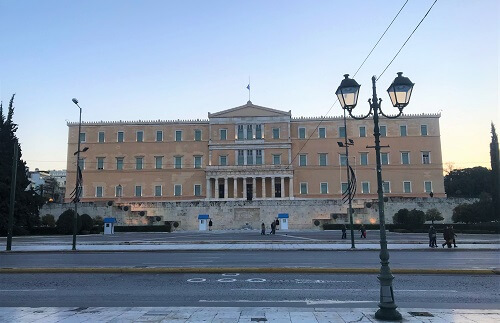 アテネの「シンタグマ広場」にある「ギリシャ国会議事堂」