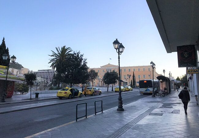 「アテネ空港」と市内を結ぶ「バス停」