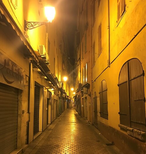 フランス「ニース旧市街」夜の街並み