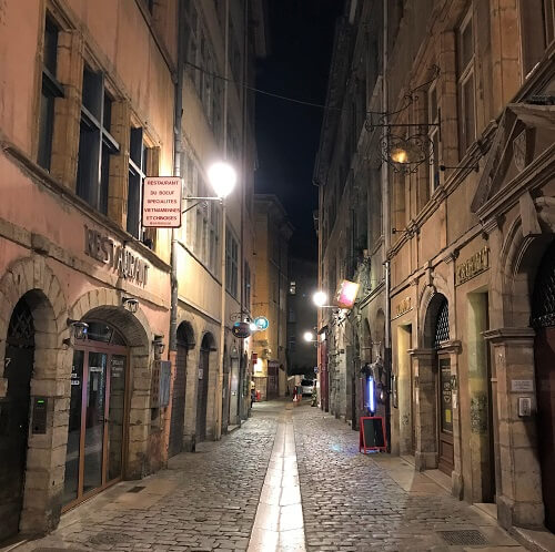 フランス「リヨン旧市街」夜の街並み