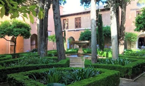 スペインの世界遺産、「アルハンブラ宮殿」の庭園風景