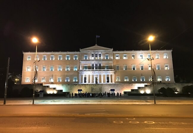ギリシャ「国会議事堂」もライトアップ